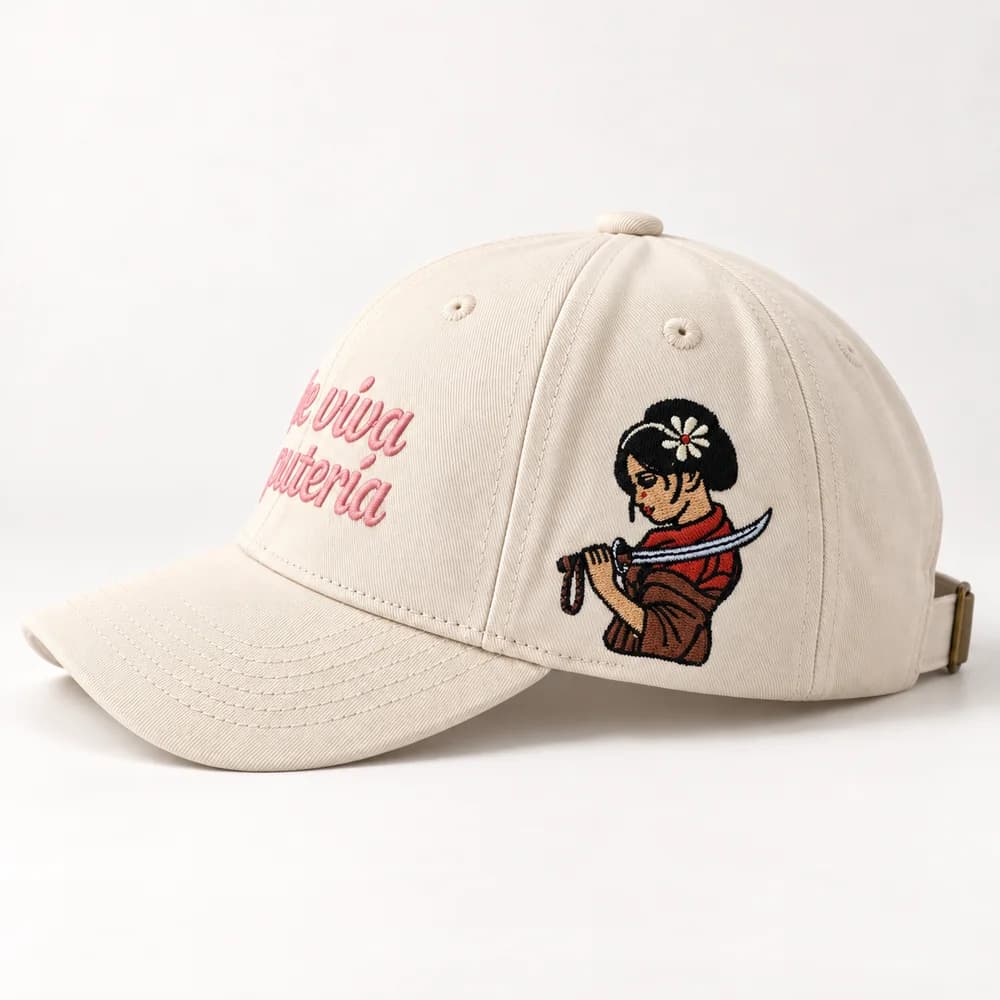 Casquette AMARYO sable : le côté brodé