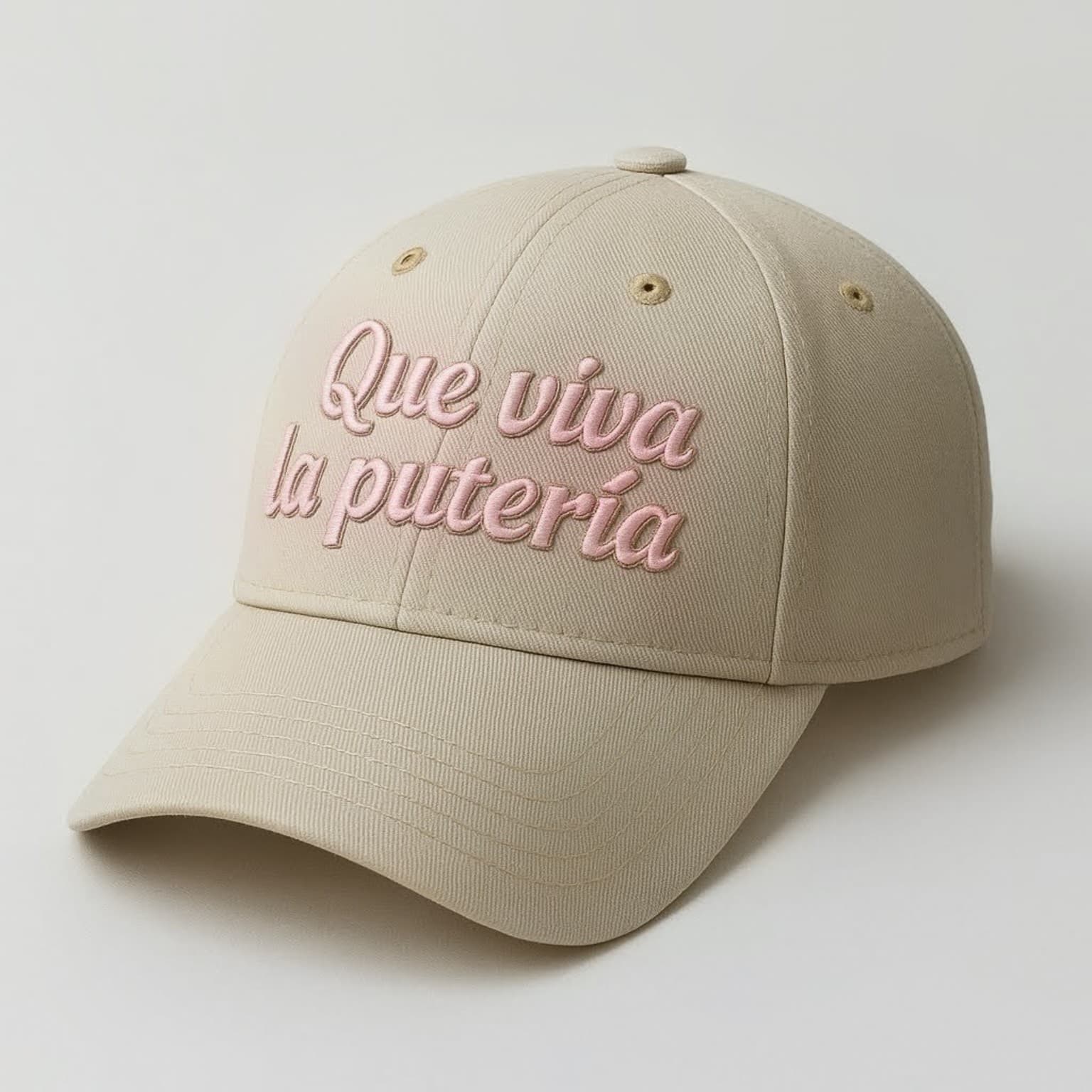 Casquette sable Que viva la putería vue de trois quarts